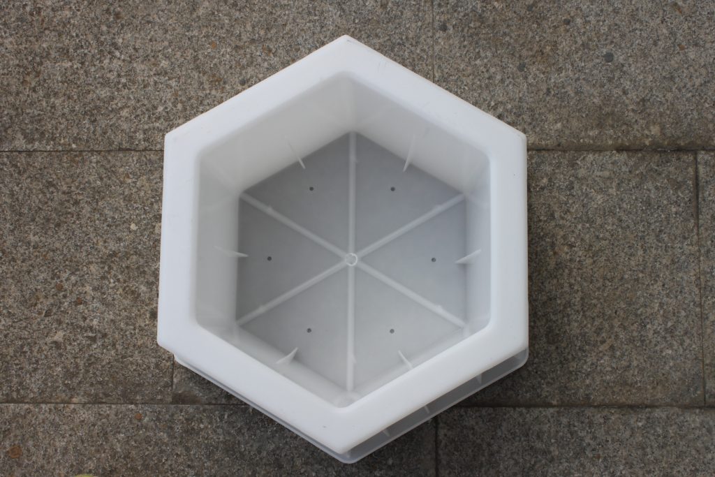 影響公路六角護(hù)坡模具質(zhì)量的一些因素 影響公路六角護(hù)坡模具質(zhì)量的一些因素