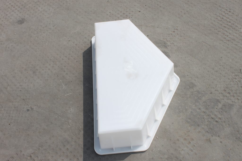 使用河道護(hù)坡磚模具建設(shè)水利護(hù)坡時(shí)的注意事項(xiàng) 使用河道護(hù)坡磚模具建設(shè)水利護(hù)坡時(shí)的注意事項(xiàng)