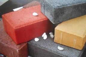 如何澆筑一塊高質(zhì)量的水泥彩磚？
