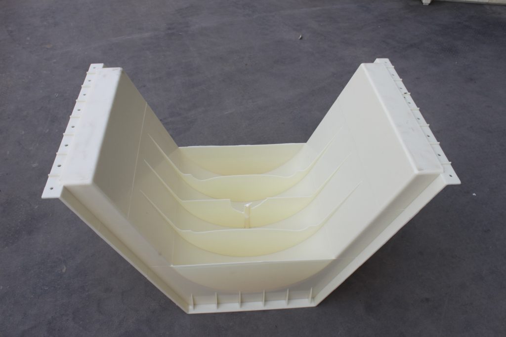 水泥U型槽模具和U型槽鋼模具的優(yōu)劣勢(shì)比較 水泥U型槽模具和U型槽鋼模具的優(yōu)劣勢(shì)比較