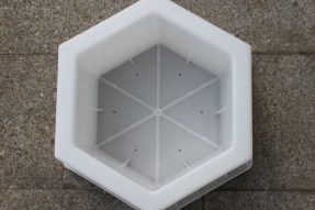 六棱塊護(hù)坡磚塑料模具在水利建設(shè)中的應(yīng)用 六棱塊護(hù)坡磚塑料模具在水利建設(shè)中的應(yīng)用