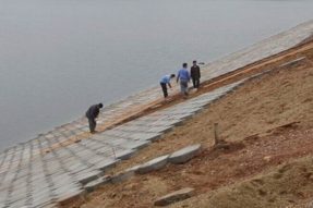 采用堤壩護(hù)坡磚塑料模具構(gòu)建護(hù)坡施工流程 采用堤壩護(hù)坡磚塑料模具構(gòu)建護(hù)坡施工流程