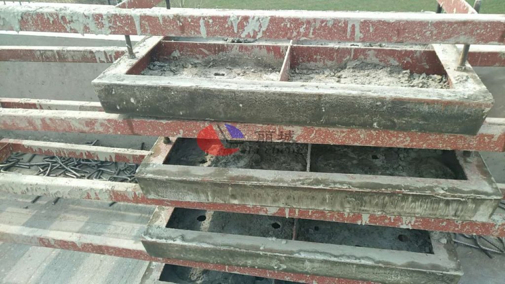 鐵路路基防護(hù)柵欄模具拆除以及維護(hù) 鐵路路基防護(hù)柵欄模具拆除以及維護(hù)
